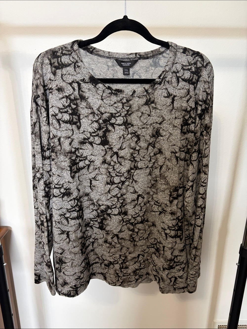 Simply Vera Vera Wang Heather Grey long sleeve with Black Abstract Print